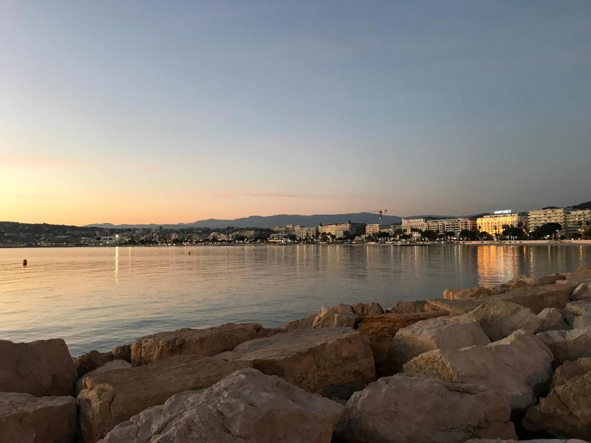 Centre T2 Derrière Martinez 3' à Pied Cannes